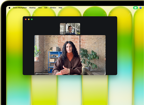 MacBook Neo, Farbe Zitrus, Videoanruf auf dem Display, das Feature Automatische Ausrichtung hält die Person in der Mitte des Bildes