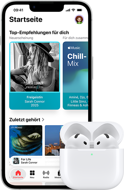 iPhone17e 114 iPhone 17e, Vorderseite, Apple Music App mit geöffnetem Homescreen, neben AirPods Pro 3 im geöffneten MagSafe Ladecase