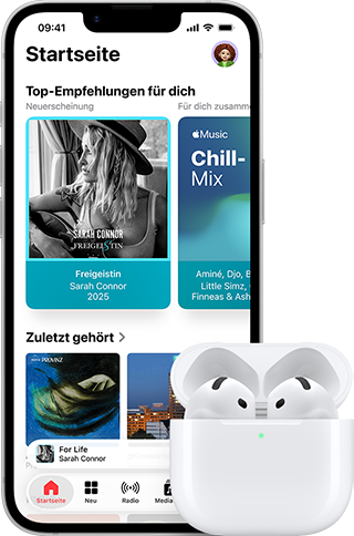 iPhone 17e, Vorderseite, Apple Music App mit geöffnetem Homescreen, neben AirPods Pro 3 im geöffneten MagSafe Ladecase
